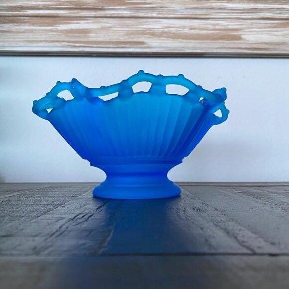 Vintage Westmorland Blue Satin Glass Ruffled Edge Bowl - Picture 3 of 7